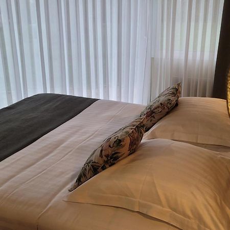 Logis Hotel La Croix Du Sud Le Tour-du-Parc المظهر الخارجي الصورة