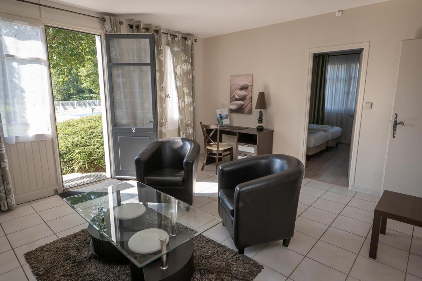 Logis Hotel La Croix Du Sud Le Tour-du-Parc المظهر الخارجي الصورة