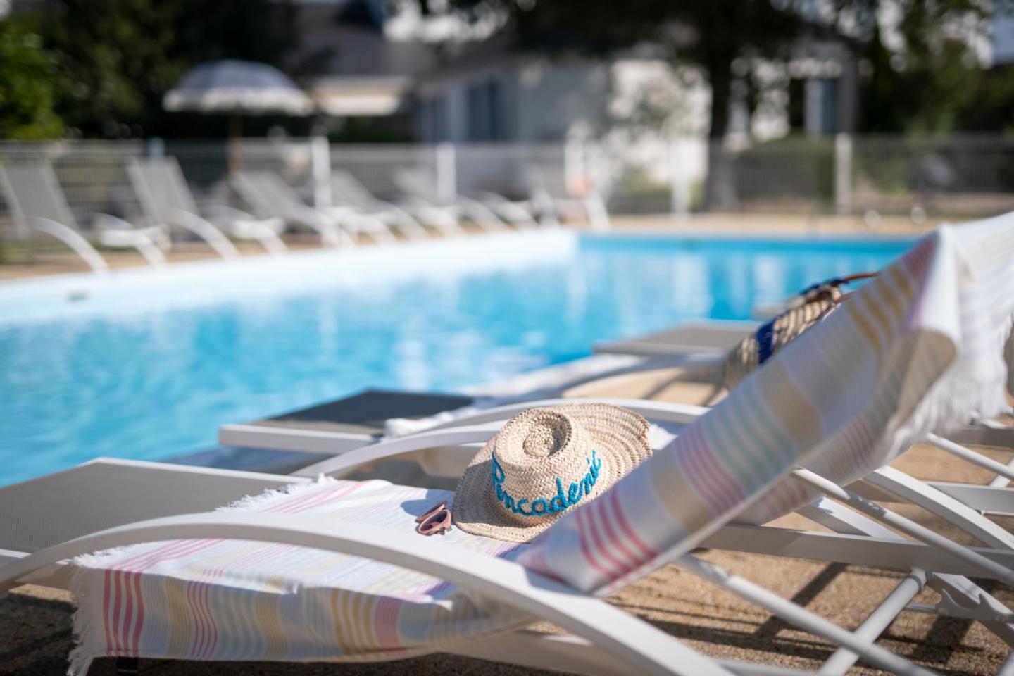 Logis Hotel La Croix Du Sud Le Tour-du-Parc المظهر الخارجي الصورة