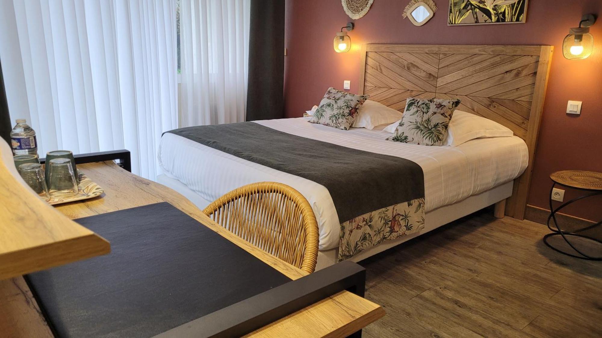 Logis Hotel La Croix Du Sud Le Tour-du-Parc المظهر الخارجي الصورة