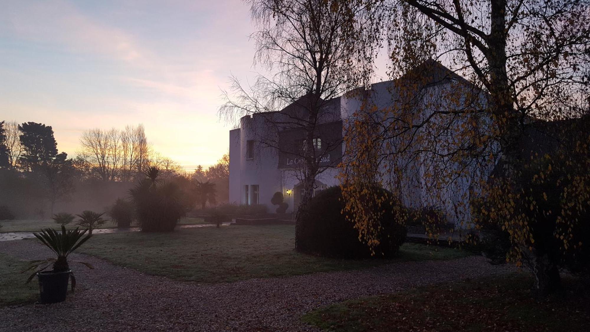 Logis Hotel La Croix Du Sud Le Tour-du-Parc المظهر الخارجي الصورة